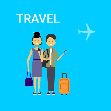 Birkaç çanta ile turistler seyahat hava mutlu gülümseyen yolcuları adam ve kadın yüzünden uçak ile mavi arka plan