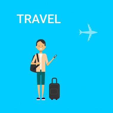 Dostum Traveller çanta Holding akıllı telefon Hava Gadget genç beyaz adam seyahat mavi arka plan ile uçak
