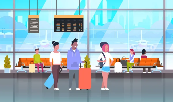 Passageiros no aeroporto com bagagem na sala de espera ou no salão de partida — Vetor de Stock