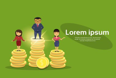 Asya iş adamları takım finansal başarı kavramı zengin iş insanlar altın yığında ayakta grup sikke