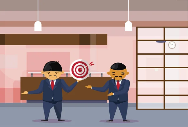 Twee Aziatische Business mannen houden van Target met pijl In Center In moderne kantoor zakenlieden samenwerking en prestatie Concept — Stockvector