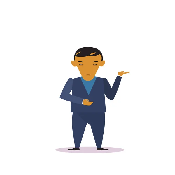 Dibujos animados asiático hombre de negocios en traje gestos presentando o mostrando sobre el espacio de copia aislado sobre fondo blanco — Vector de stock