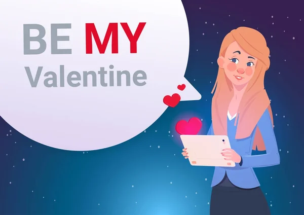 Be My Valentine Tarjeta de felicitación de invitación Mujer sosteniendo el mensaje de envío de tabletas digitales — Archivo Imágenes Vectoriales