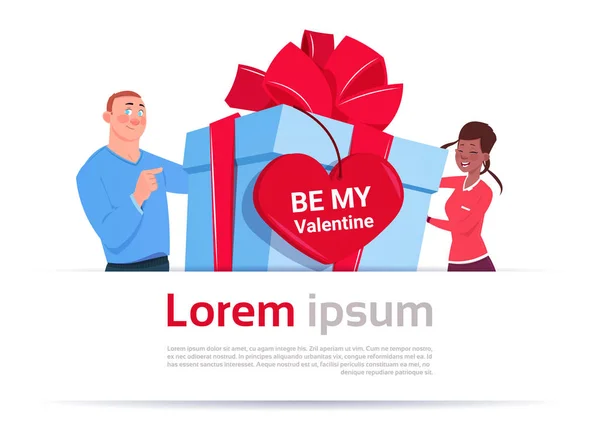 El hombre y la mujer sostienen la caja de regalo con Be My Valentine Tag Forma del corazón en la plantilla Fondo blanco — Archivo Imágenes Vectoriales