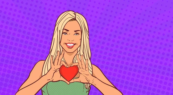 Donna felice che tiene il cuore rosso sorridente sopra lo sfondo comico Pop Art con Copia spazio San Valentino concetto — Vettoriale Stock