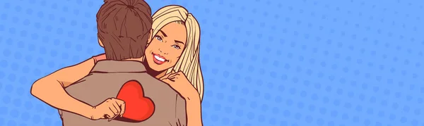 Mooie vrouw knuffel Man Holdin hart vorm Over komische popart achtergrond horizontale Banner met Valentijnsdag Concept van de ruimte van de kopie — Stockvector