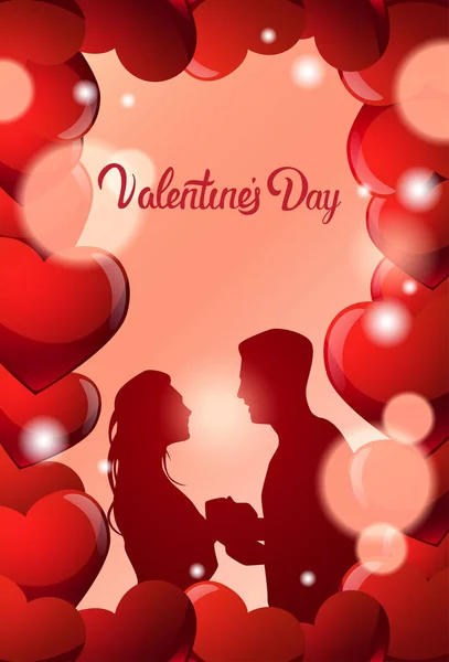 San Valentín tarjeta de felicitación pareja abrazando sobre hermoso fondo con corazones silueta hombre y mujer en el amor — Vector de stock