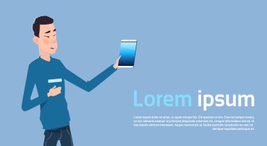 Asya adam modern dijital Tablet veya hücre akıllı telefon şablon arka plan üzerinde tutarak