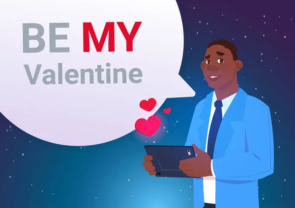 Africano americano hombre con digital tableta más ser mi valentín fondo amor vacaciones concepto — Archivo Imágenes Vectoriales