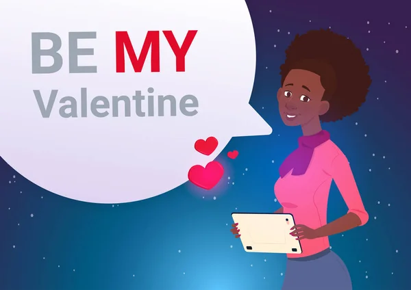 Afro-americana mujer con digital tableta más ser mi San Valentín fondo amor vacaciones concepto — Vector de stock