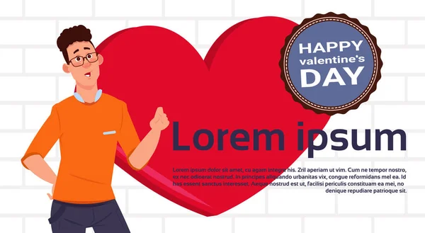 Jonge Man Over rood hart achtergrond met kopie ruimte en Happy Valentines Day Label — Stockvector