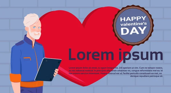 Starší muž s tabletovým počítačem přes pozadí šablony červené srdce s popiskem Happy Valentines Day — Stockový vektor