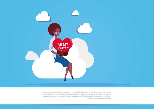 Afroamericana chica celebración corazón sentarse en blanco nube sobre azul fondo ser mi San Valentín amor día vacaciones concepto — Vector de stock