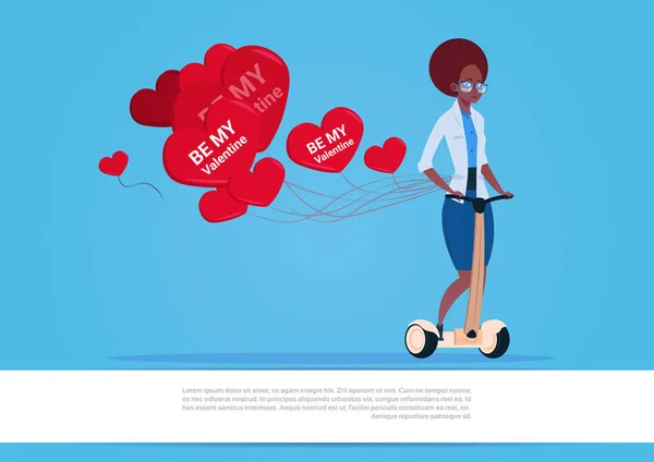 Africká americká žena se srdcem na koni elektrický skútr Happy Valentine den koncepce s vrtulovým pohonem ve tvaru — Stockový vektor