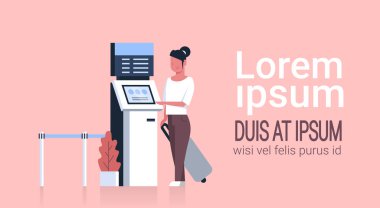 Check-In için bekleyen Havaalanı'nda sıra yönetim sistem terminali kullanarak bavul kadınla ve kayıt