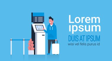 Adam havaalanında Check-In için bekleyen kuyruk yönetim sistemi terminali kullanarak çanta ve kayıt