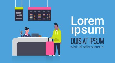 Havaalanında sayaç ve Afro-Amerikan erkek yolcu Bagaj, gidiş kurulu kavramı ile üzerinde şeyler işçi ile kontrol