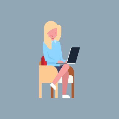 İş kadını oturup dizüstü bilgisayar kadın Office işçisi karakter işkadını izole kullanarak