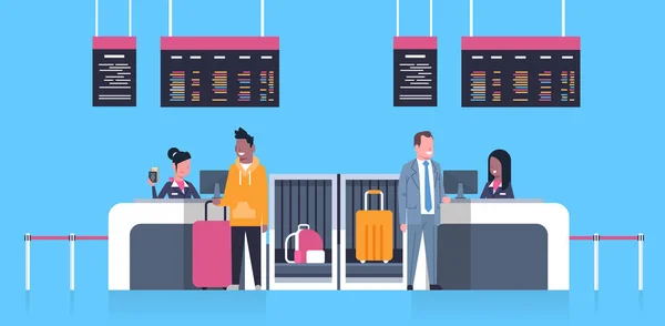 Check In Aeropuerto con los trabajadores de las cosas en el mostrador y los pasajeros masculinos con equipaje, concepto de tablero de salidas — Archivo Imágenes Vectoriales