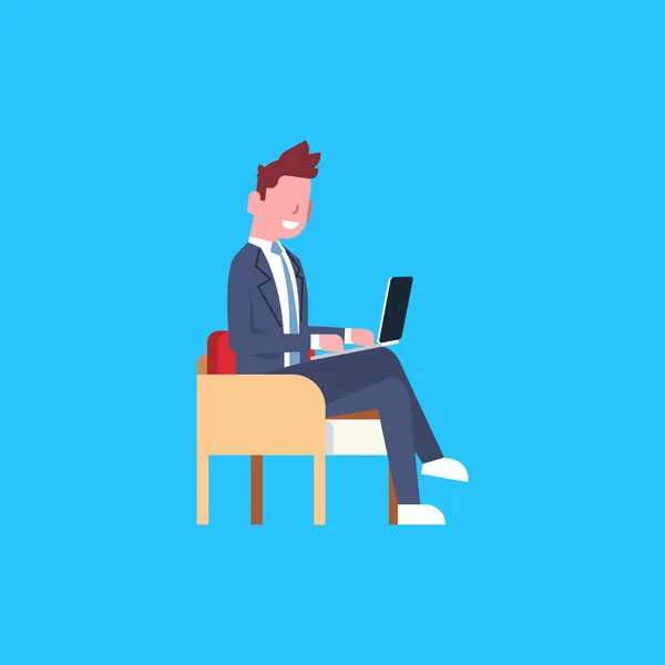 Hombre de negocios sentarse usando ordenador portátil Hombre Oficina trabajador carácter Empresario aislado — Vector de stock