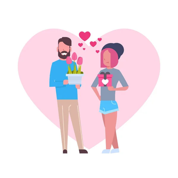 Linda pareja celebración regalos sobre el corazón fondo San Valentín día concepto de vacaciones — Vector de stock