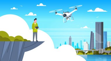 Modern Drone Fly bitti şehir binaları arka plan için uzaktan kumanda tutan adam