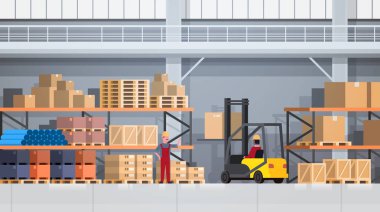 Forklift raf üzerinde kutusuyla kaldırma ambarı işçilerin. Lojistik teslimat hizmeti kavramı