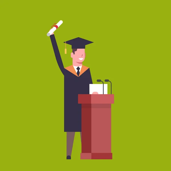 Felice studente in laurea tappo e abito in piedi a Tribune Hold Diploma su sfondo verde — Vettoriale Stock