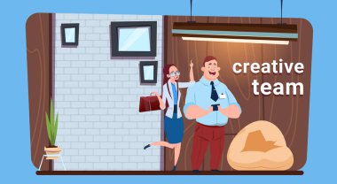 Modern ofis Coworking alan işadamları ayakta iş erkek ve kadın yaratıcı ekibi
