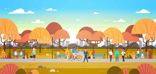 Gente que se relaja al aire libre en el parque urbano de otoño sobre el horizonte de la ciudad Antecedentes Caminar en bicicleta y comunicarse — Vector de stock