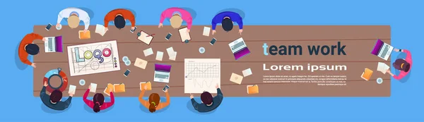 Δημιουργική ομάδα εργασίας να καθίσει στο γραφείο στο σύγχρονο γραφείο Top γωνία προβολή επιχειρήσεων άτομα ομάδας Brainstorming οριζόντια Banner — Διανυσματικό Αρχείο