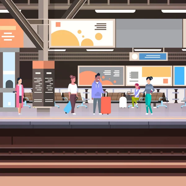 Tren kalkış ulaşım konsepti için bekleyen yolcular ile tren istasyonu platformu — Stok Vektör