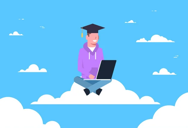 Jonge Man Student afgestudeerde zittend op wolk met Laptop, onderwijs Online technologie Concept — Stockvector