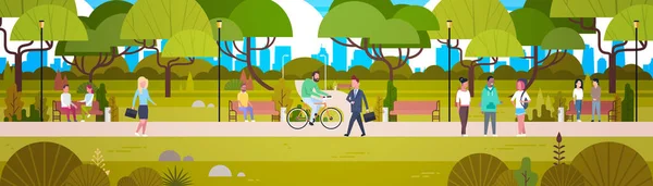 Menschen entspannen sich im schönen Stadtpark zu Fuß Fahrrad fahren und kommunizieren horizontale Banner — Stockvektor