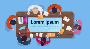 Yaratıcı iş insanlar takım bilgisayar çalışma oturup Resepsiyon Modern ofis üst açı Görünüm grubunda, iş adamları, beyin fırtınası