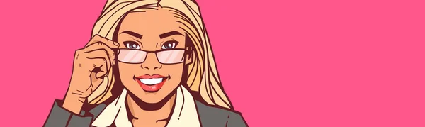 Portret van aantrekkelijke zakenvrouw houdt van bril Over horizontale achtergrond met kopie ruimte — Stockvector