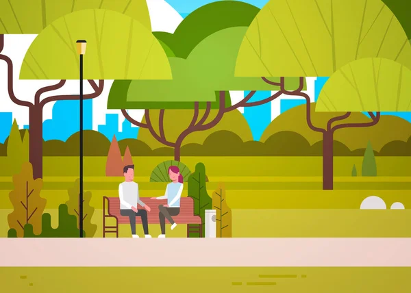Casal sentar-se no banco no parque da cidade falando homem e mulher relaxante na natureza se comunicando — Vetor de Stock