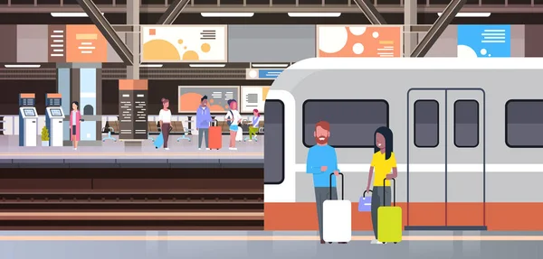 Estación de tren con personas Pasajeros que salen del tren Sosteniendo bolsas de transporte y transporte Concepto — Vector de stock