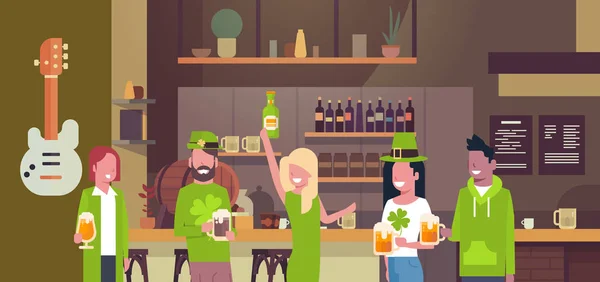St. Patricks Day Fête arrière-plan avec les gens dans les vêtements verts traditionnels et boire de la bière sur un pub ou un bar irlandais décoré — Image vectorielle