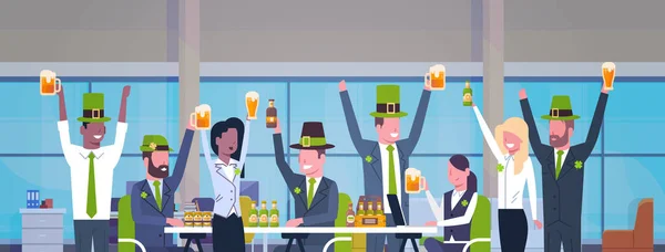 Group Of Workers Celebrate St. Patricks Day In Office Wearing Green Hat And Drinking Beer Together Horizontal Banner — Stock Vector