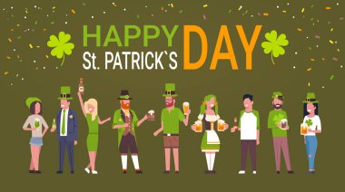 Geleneksel giyim eşyası ve Holding bira gözlük ve kupalar insanlarla mutlu St Patricks Günü Poster