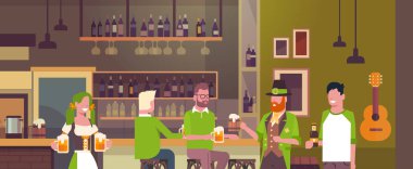 St Patricks günü parti yeşil şapka giymiş ve birlikte bira içme insanların İrlandalı Pub konsepti grup