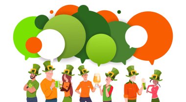 Cüce cin şapka sohbet kabarcıklar arka plan üzerinde gençlerin grup kutlamak Saint Patrick Day