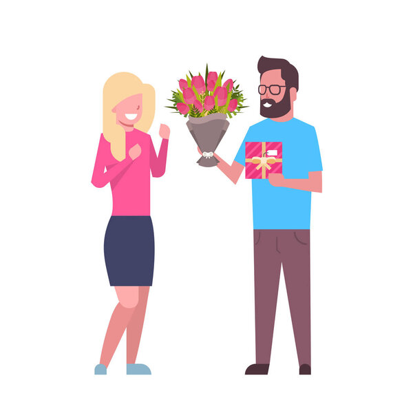 Мужчина представляет девушке подарок и цветы к Международному женскому дню 8 Марта Праздник пара изолированы на белом фоне
