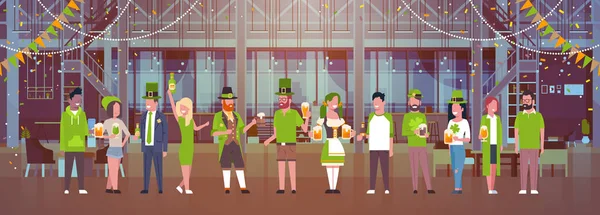 Αγίου Πατρικίου ημέρα εορτασμού οριζόντια πανό με ομάδα ανθρώπων στο πράσινο στολές πίνοντας μπύρα — Διανυσματικό Αρχείο