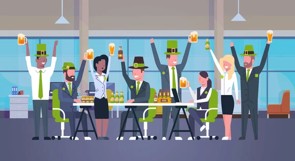 Сотрудники офиса празднуют День Святого Патрика на работе носить зеленые шляпы и пить пиво вместе — стоковый вектор