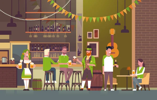 St Patricks günü parti yeşil şapka giymiş ve birlikte bira içme insanların İrlandalı Pub konsepti grup — Stok Vektör