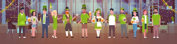 Le persone in costume verde festeggiano il giorno felice del santo Patricks Banner orizzontale — Vettoriale Stock