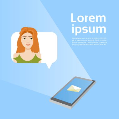 Sosyal medya üzerinde arka plan kopya alanı ile sohbet kabarcık kız ile akıllı telefon mesajı