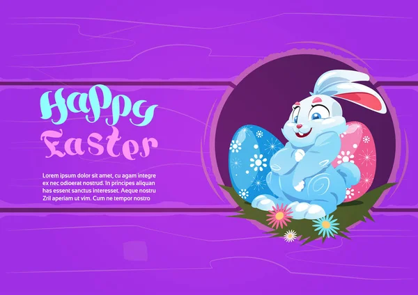 Projeto feliz do cartaz da decoração da Páscoa ou cartão engraçado coelho segurando ovo pintado fundo do modelo — Vetor de Stock